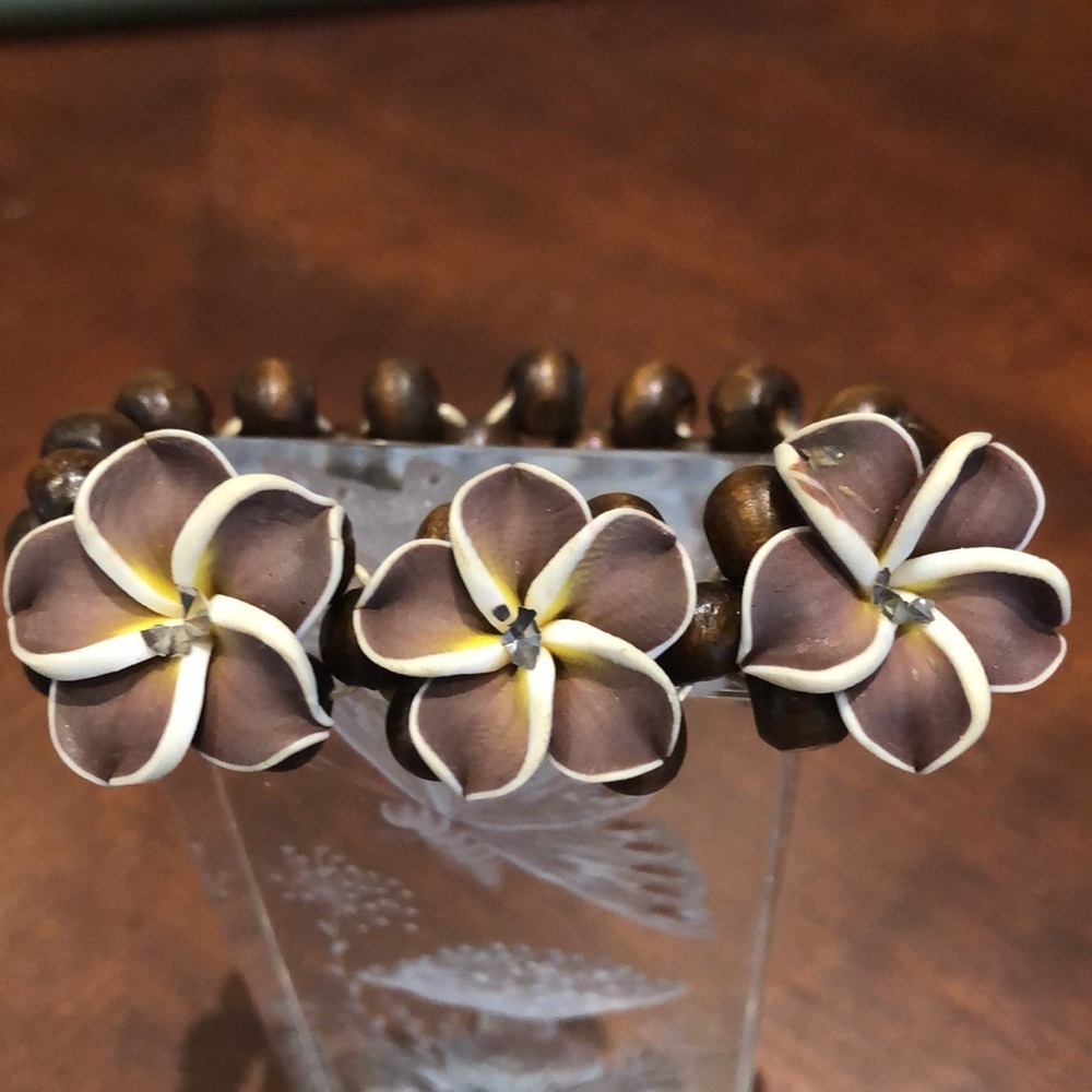 Brown and Cream Floral Beaded Hawaiian Plumeria Stretch Bracelet - Picture 9 of 9